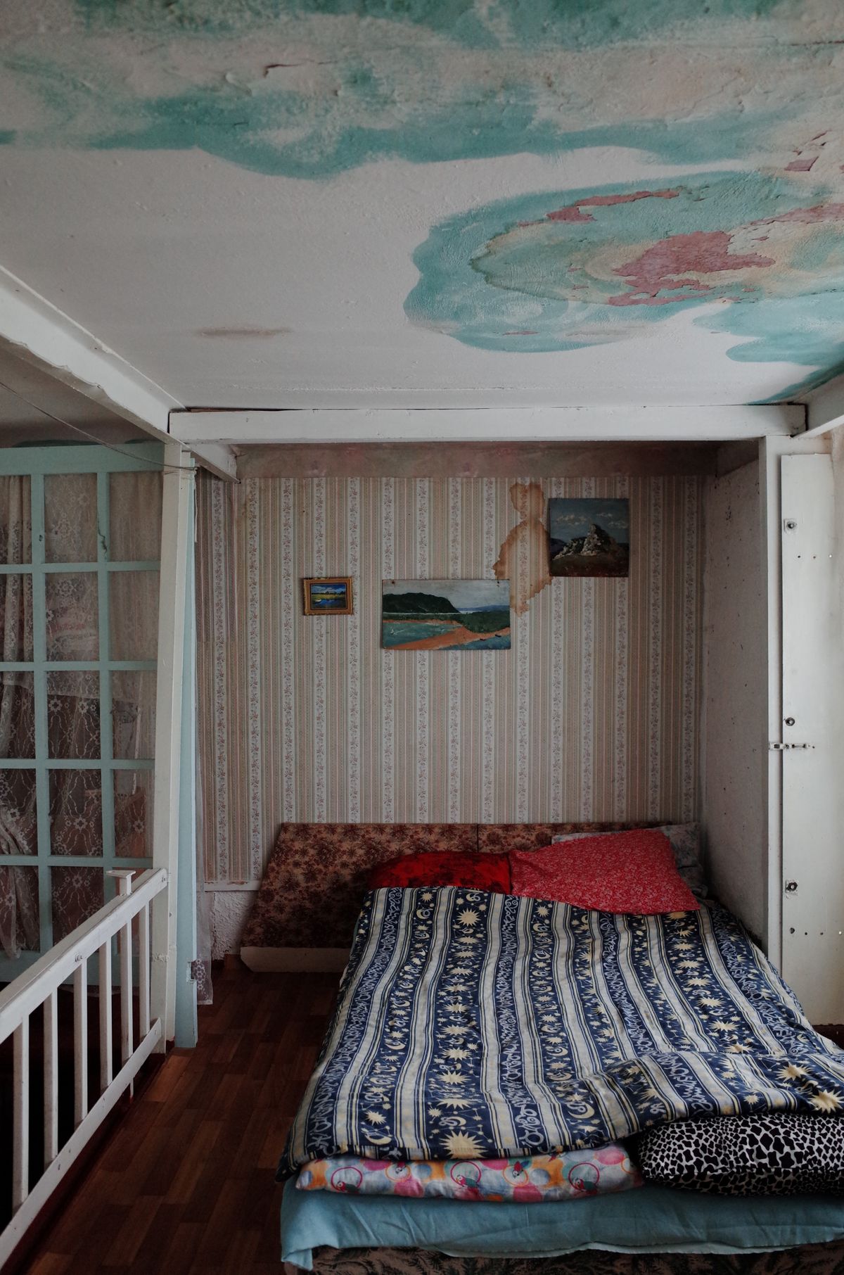 Water staining and peeling finishes on a bedroom ceiling